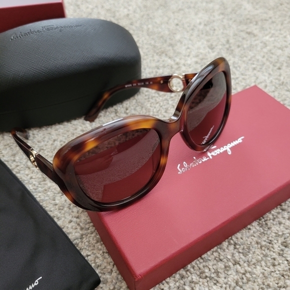 Ferragamo Oversized Sunglasses 53mm - Picture 4 of 8